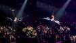 Katy Perry quase cai durante voo em borboleta gigante em show nos EUA