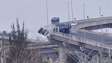 Caminhão-cegonha tomba, e carro despenca de ponte em Porto Alegre