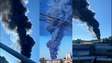 Incêndio de grandes proporções atinge indústria e gera enorme coluna de fumaça em Guarulhos (SP)