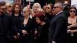 Viúva de Ozzy Osbourne é amparada pelos filhos durante funeral do músico