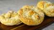 Tastemade apresenta: Pretzel de Parmesão e Alecrim Recheado