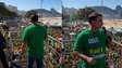 Durante manifestação, Flávio Bolsonaro relata visita ao pai: 'Sentado carregando a tornozeleira'