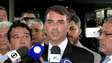 Flávio diz que viu Bolsonaro recarregando tornozeleira na tomada durante visita: 'Foi difícil'