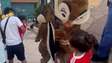 Raphinha denuncia racismo após filho ser ignorado por personagem na Disney Paris