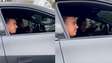 Neymar baixa vidro de Ferrari após fãs implorarem por tchauzinho no trânsito: ‘Só um pouquinho’