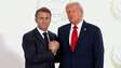 Trump dá aperto de mão longo e constrangedor em Macron durante cúpula da Paz no Egito