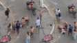 Jovem é espancado no meio da rua por grupo no litoral de São Paulo