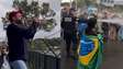 Champagne e marcha fúnebre: prisão de Bolsonaro gera discussão na frente da superintendência da PF