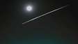 Rastro luminoso de meteoro corta o céu sobre a região central do RS; veja momento