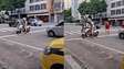 Lutador usa moto para ajudar idoso a atravessar rua no Rio de Janeiro