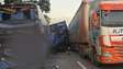 Engavetamento entre seis veículos deixa um morto e 43 feridos na Dutra, no interior de SP
