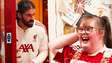 Alisson, do Liverpool, visita fã com síndrome de Down e a convida para jogo