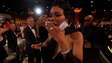 Atriz se assusta e pula para trás ao ser anunciada como vencedora do Globo de Ouro