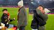 Árbitro emociona ao pedir namorado em casamento antes de jogo do Campeonato Alemão