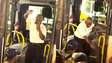 Motorista de ônibus viraliza ao cair na folia após ficar preso em bloquinho de carnaval em MG