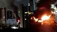 Incêndio de grandes proporções faz teto de loja desabar na grande São Paulo