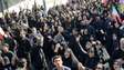 Iranianos saem às ruas após morte de líder supremo; governo decreta luto de 40 dias