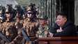 Kim Jong-un acompanha soldados quebrando tijolos com a cabeça em exercício militar na Coreia do Norte