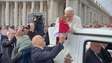 Bebê brasileiro vestido de 'mini papa' recebe bênção do Papa Leão XIV no Vaticano