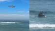 Helicóptero perde altitude e afunda na praia da Barra da Tijuca, no Rio de Janeiro