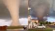 Vídeos mostram passagem de tornado que destruiu casas e arrancou postes em Oklahoma (EUA)