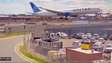 Novas imagens mostram o momento em que avião da United Airlines atinge caminhão durante pouso nos EUA