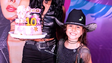 Ana Castela faz festa surpresa para a Mini Boiadeira no camarim