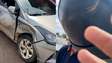 Repórter é agredido com capacete de moto enquanto cobria acidente de trânsito; veja vídeo