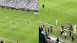 Torcida do Santos vaia e protesta após show do Coritiba no 1º tempo; Neymar sai de campo irritado