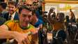 Flávio Bolsonaro volta dos EUA e é recebido por apoiadores em aeroporto de Brasília