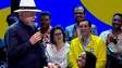 Tem que escrever que não é bolsonarista, diz Lula a prefeito do Rio com jaqueta da Seleção em evento
