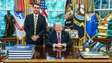 Trump posta foto com Flávio Bolsonaro horas após proposta de taxação ao Brasil: 'Jovem inteligente'