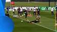 Casemiro se empolga e dá carrinho em Wesley em roda de bobinho