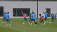 Paquetá fica no chão e levanta mancando após levar pisão de Vini Jr em treino da Seleção