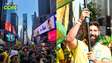 Brasileiros fecham Times Square com bandeiraço antes da estreia da Seleção na Copa do Mundo