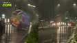 Bola gigante da Copa do Mundo rola durante tempestade e invade rua em El Salvador; veja
