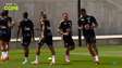 Neymar inicia aquecimento com o grupo, faz trabalho separado com bola e participa de roda de bobinho