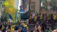 Torcida recepciona a Seleção Brasileira com festa em frente a hotel na Filadélfia
