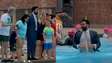 Prefeito de Nova York pula na piscina de terno e gravata