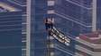 Veja o momento em que policial sobe no Empire State Building para deter casal que escalou até o topo