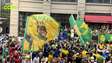 Com bandeirão de Pelé, torcida brasileira invade ponto turístico de Nova York 