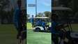 Jogadores se aglomeram e pegam carona em carrinho de golfe em treino da Seleção