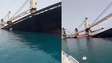 Vídeo mostra navio cargueiro afundando após colisão perto do Estreito de Ormuz