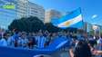 Torcida da Argentina ‘pinta’ Copacabana de azul e branco em festa antes de duelo com a Inglaterra