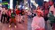Crianças de Uganda dançam na Times Square dias antes de se apresentar com Shakira na final da Copa