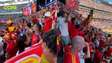 Abraços, emoção: a festa dos torcedores espanhóis no estádio após o título da Copa do Mundo