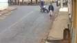 Câmera flagra pedestre sendo atropelado por motociclista sem habilitação em MG