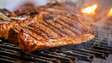 5 carnes que você nunca deveria colocar na churrasqueira