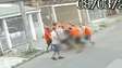 Torcedores do Inter são presos por agressão a gremista antes de Grenal; veja momento do ataque