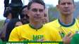 Flávio Bolsonaro lança campanha com colete à prova de balas e canta hino ao lado da mãe e da esposa